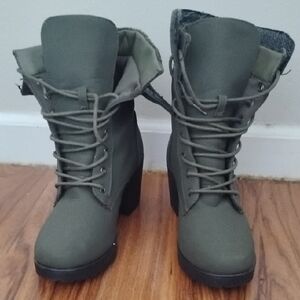 Stylish Women's Green Lace-Up Boots